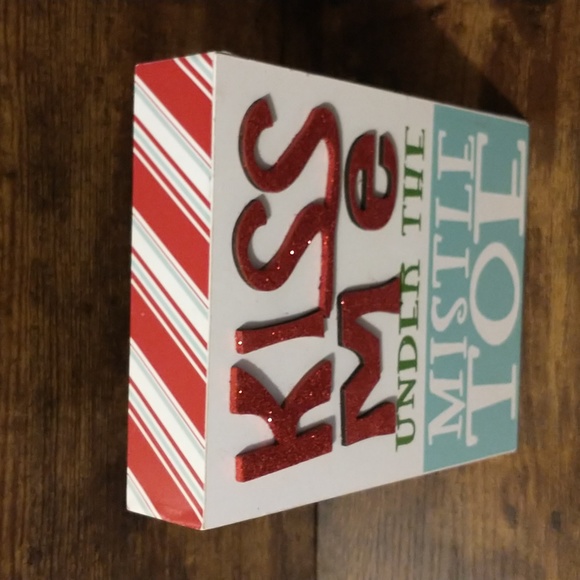 🎁 Kiss Me Mistletoe Sign - Picture 2 of 4